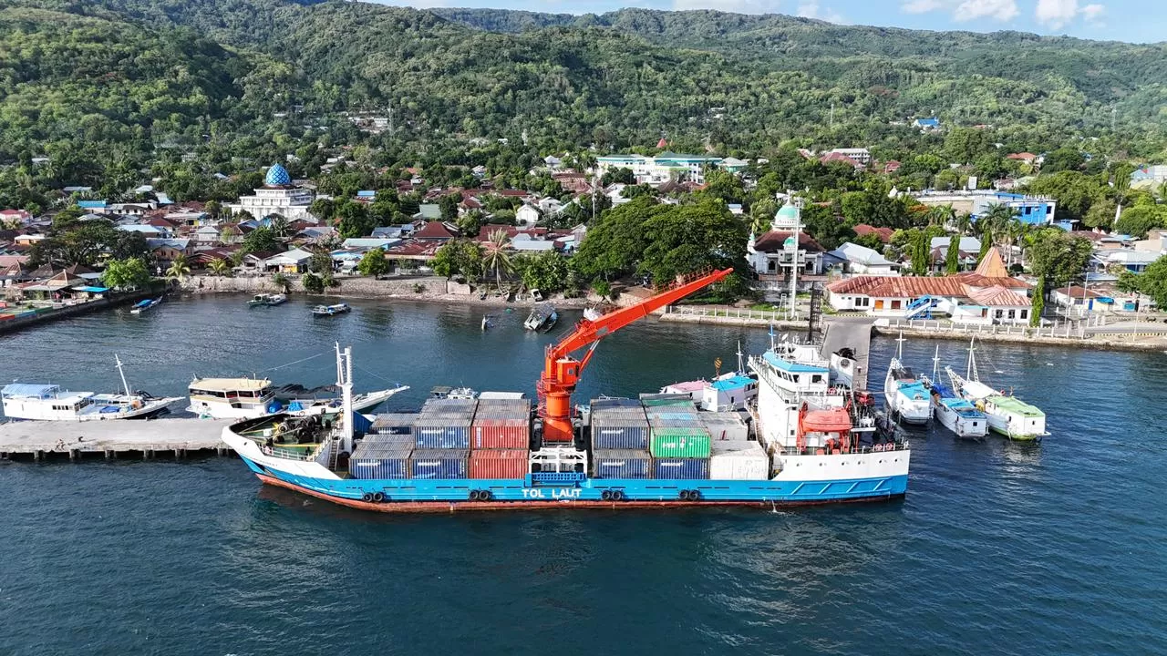 PELNI dan Meratus Line kerja sama perkuat Tol Laut lewat skema Hub & Spoke, dorong efisiensi logistik dan konektivitas Indonesia timur. (Dok. PELNI)
