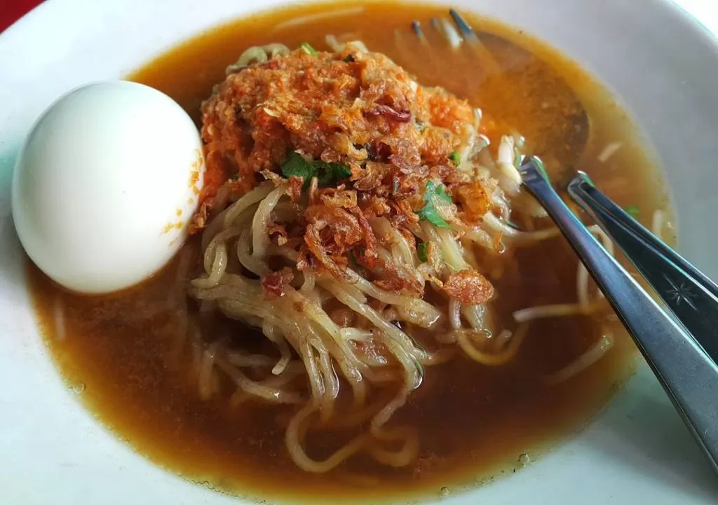 Rasa mie koba dari Bangka ini unik karena dimasak dengan kaldu dari ikan tenggiri dibumbui sejumlah rempah dan perasan jeruk.   (backpackerjakarta.com)