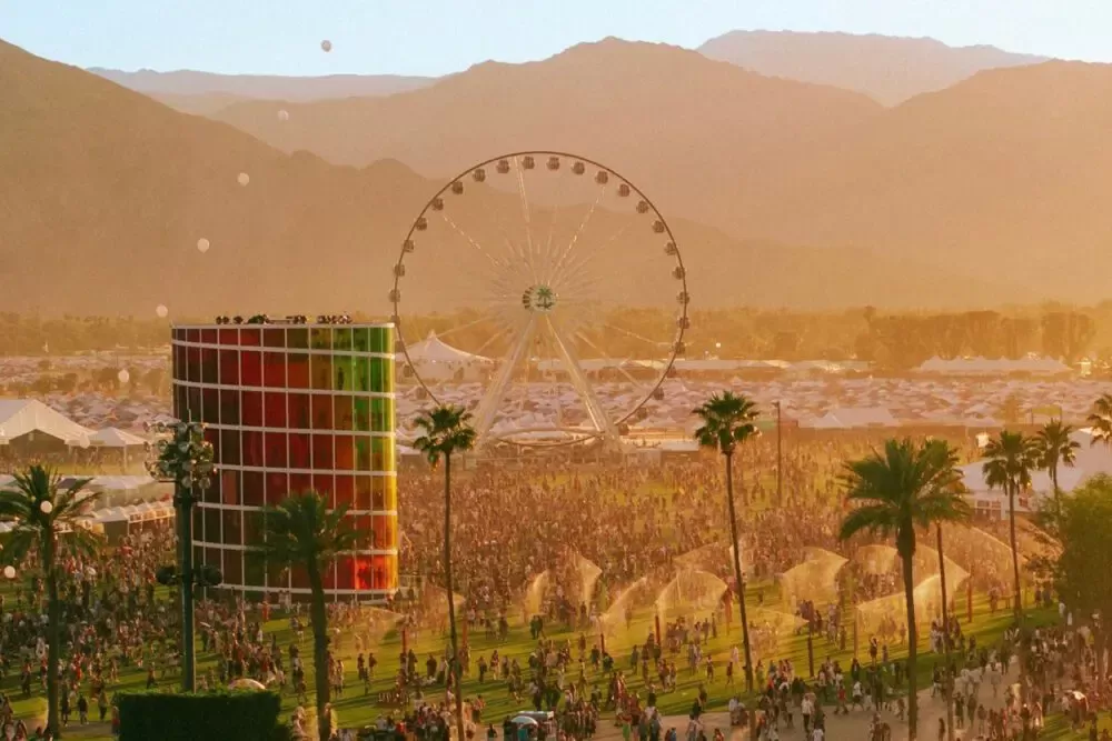 Coachella diadakan di Empire Polo Club di Indio, California, Amerika Serikat. Lokasi ini berada di Gurun Colorado, bagian dari Lembah Coachella, wilayah Inland Empire. (electronicgroove.com)