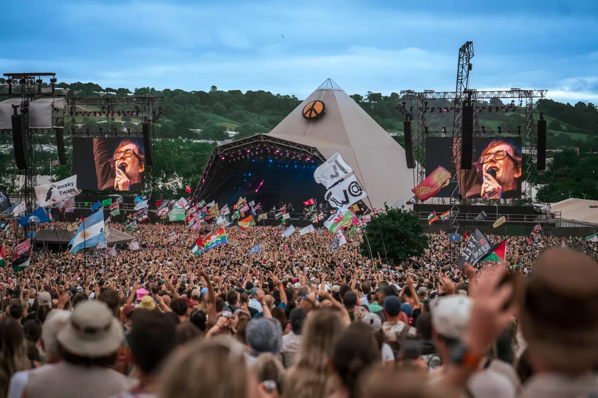 Festival musik Glastonbury telah berlangsung sejak 1970. Ini menjadikannya salah satu festival musik tertua di dunia.   (louderthanwar.com)