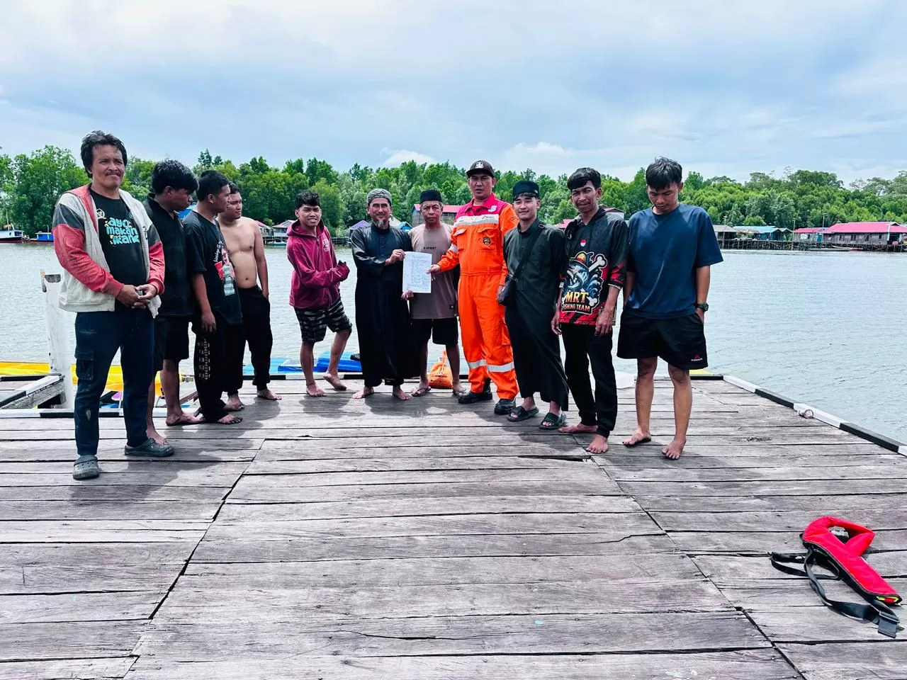 Pertamina Hulu Mahakam berhasil evakuasi tujuh nelayan yang terombang-ambing dua hari di Selat Makassar akibat kapal rusak. (Dok. PHM)