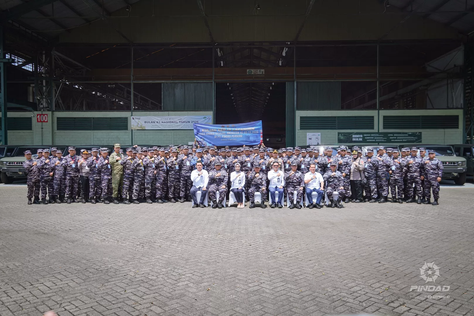Perwira Siswa Seskoal Angkatan 65 melakukan KKL ke PT Pindad Bandung untuk mempelajari industri pertahanan, produksi alutsista, teknologi, dan manajemen operasional. (Dok. Pindad)