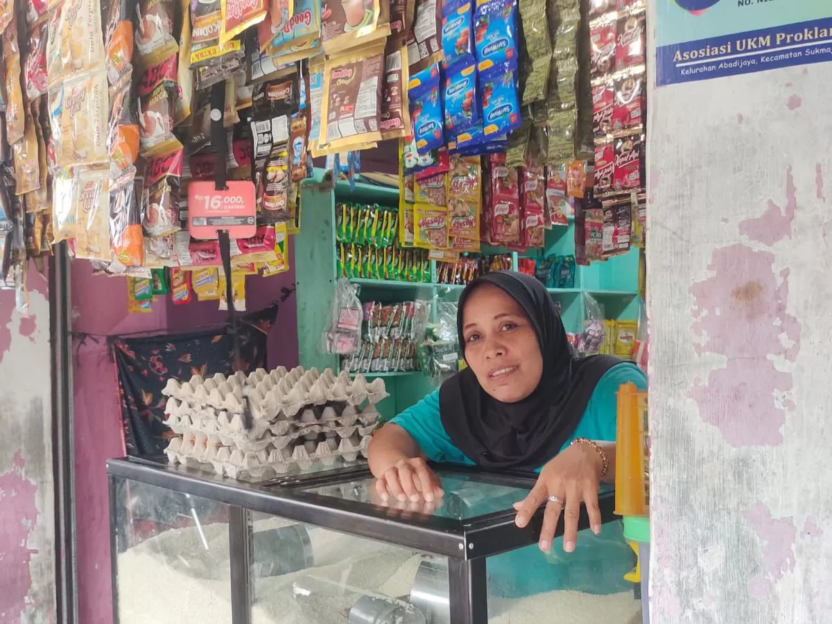 Kisah perjuangan Ibu Dewi dari nol hingga mandiri bersama PNM, jadi inspirasi perempuan tangguh masa kini. (pnm.co.id)