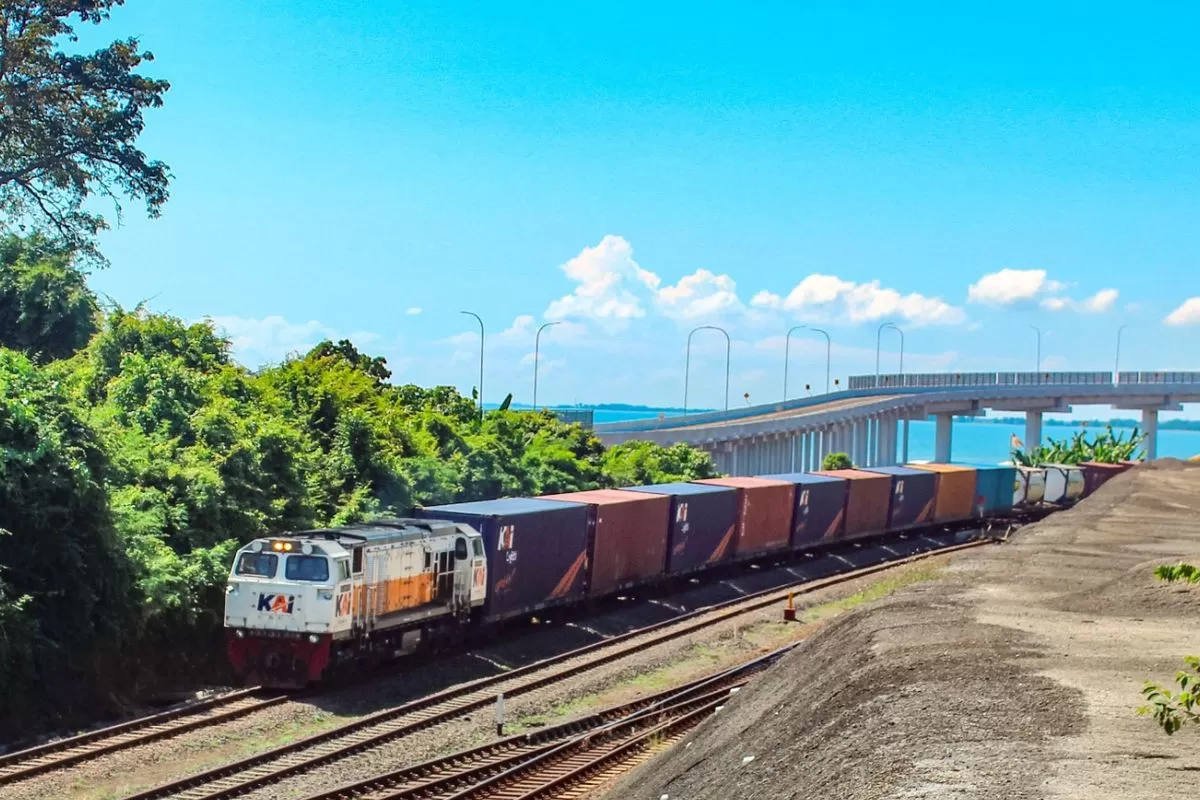 Penguatan layanan transportasi kereta api di Sumatera kembali mendapat dorongan baru melalui pengiriman sarana operasional dalam jumlah besar. Langkah ini menjadi bagian dari upaya meningkatkan konekt (Dok. KAI Logistik)