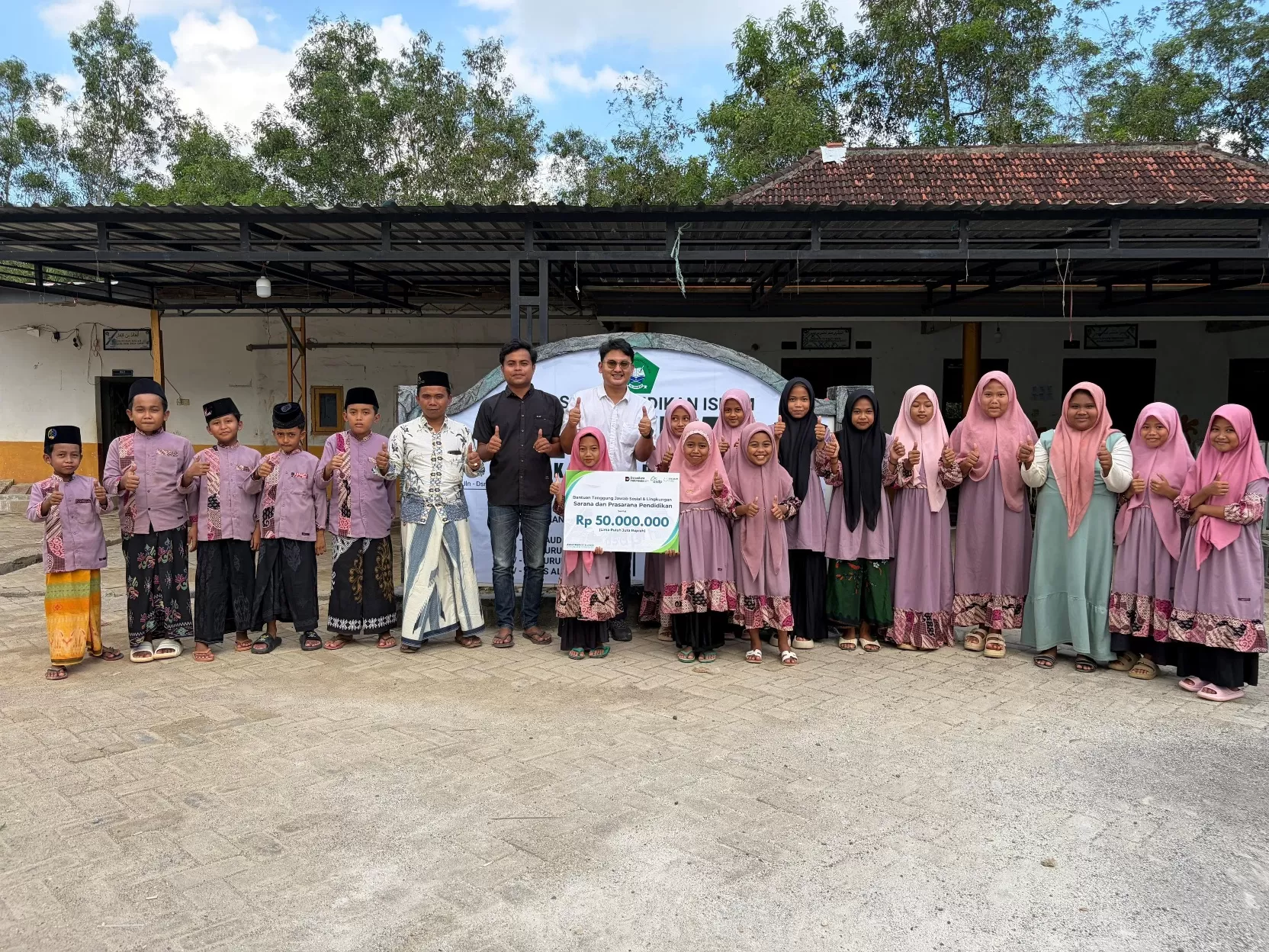 ASDP menyalurkan bantuan pendidikan, bangun smart classroom dan fasilitas belajar untuk cetak SDM unggul. (Dok. ASDP)