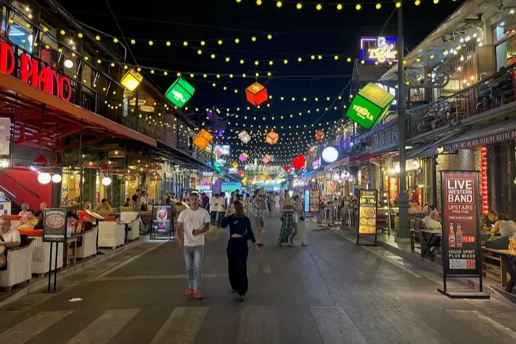 Riverside Night Market berada di pinggir sungai, tepatnya di Pokambor Avenue, Krong Siem Reap.  (airial.travel)