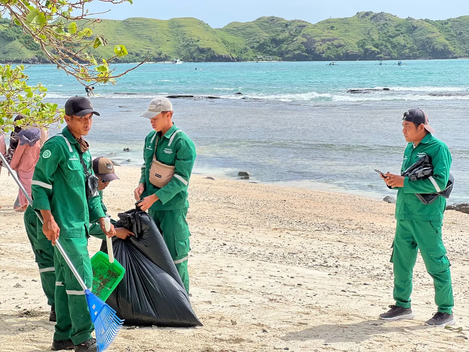ITDC terus meningkatkan keamanan dan kebersihan di kawasan Tanjung Aan demi kenyamanan wisatawan di KEK Mandalika. (Dok. ITDC)