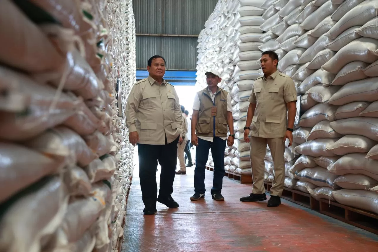 Presiden Prabowo Subianto, didampingi Wamentan Sudaryono, melakukan inspeksi mendadak (sidak) ke Kompleks Gudang Perum Bulog Danurejo, Kabupaten Magelang, Jawa Tengah, Sabtu (18/4). (Dok. BULOG)