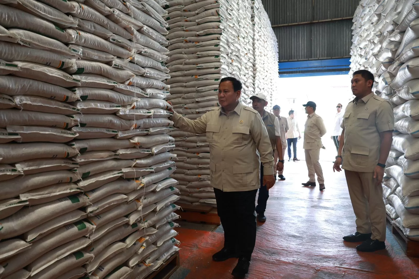 Presiden Prabowo saat melakukan sidak ke Kompleks Gudang BULOG Danurejo di Kabupaten Magelang, Jawa Tengah, Sabtu (18/4/2026). (Dok. BULOG)