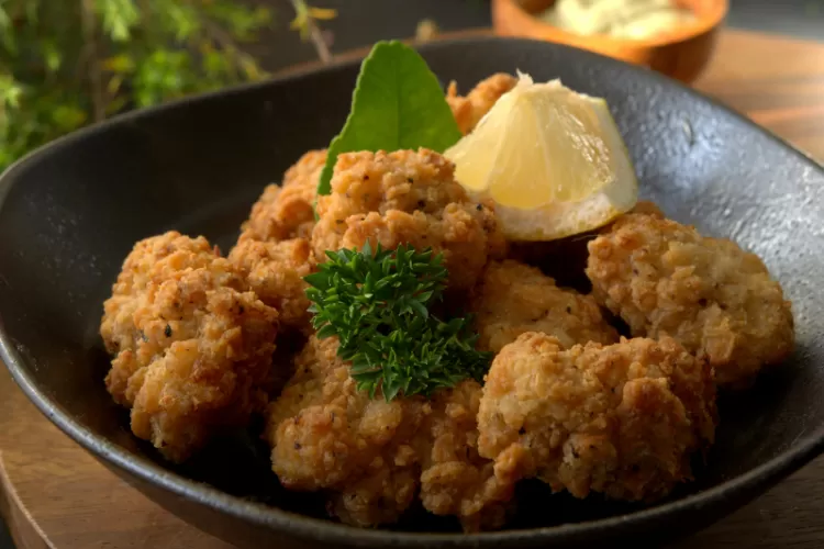 Karaage dibuat dari ayam tanpa tulang yang dipotong-potong kecil dan digoreng tepung. (Pexels/Nonik Yench)