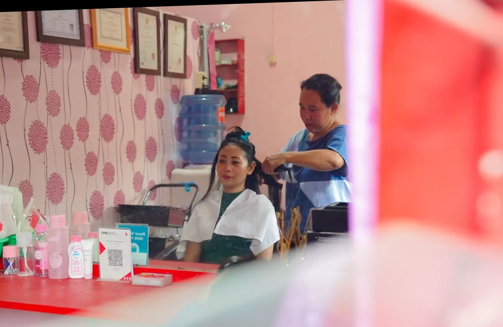 Kisah inspiratif Anastasia, nasabah PNM Mekaar yang menggerakkan ekonomi dengan merangkul ODGJ untuk bekerja di salonnya. (pnm.co.id)
