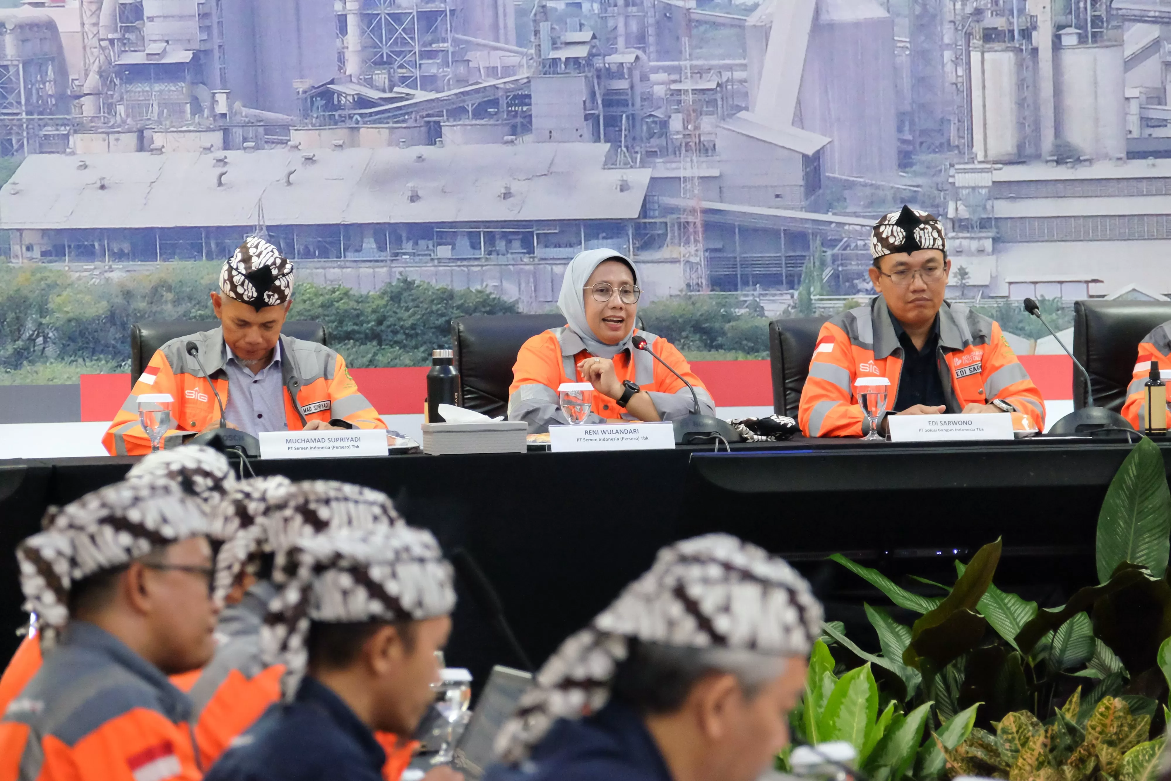 Direktur Operasi SIG, Reni Wulandari memimpin koordinasi Direktorat Operasi SIG Group di Pabrik Narogong, Jawa Barat. (Dok. SIG)