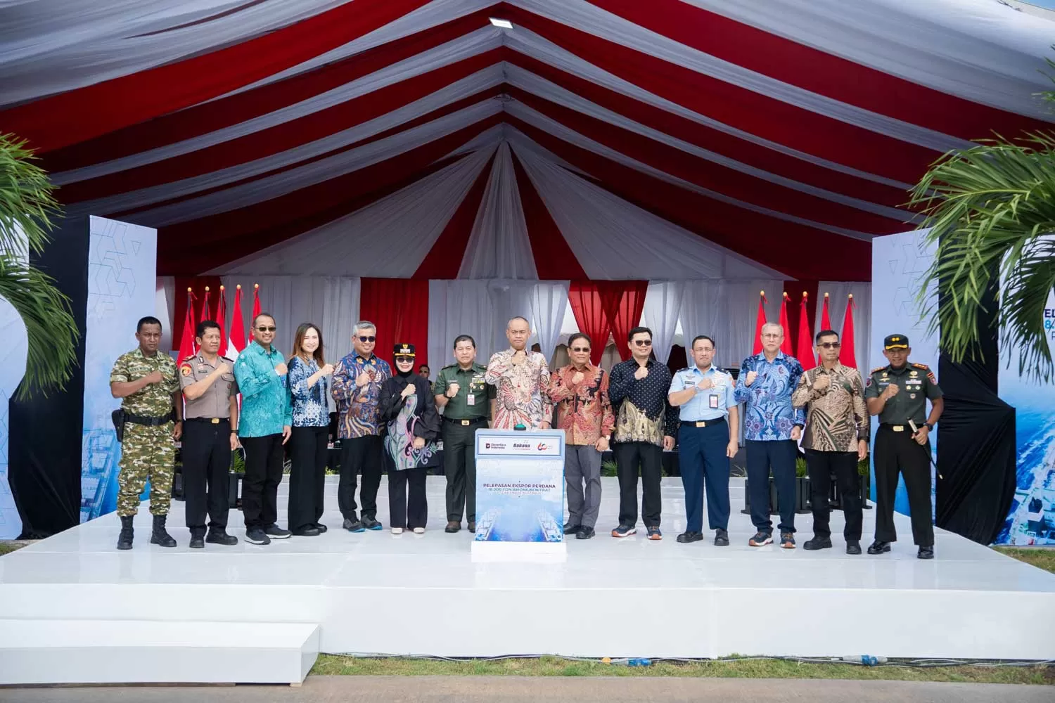 Dahana ekspor perdana 18.000 ton Amonium Nitrat ke Australia, perkuat posisi global di industri bahan peledak. (dahana.id)
