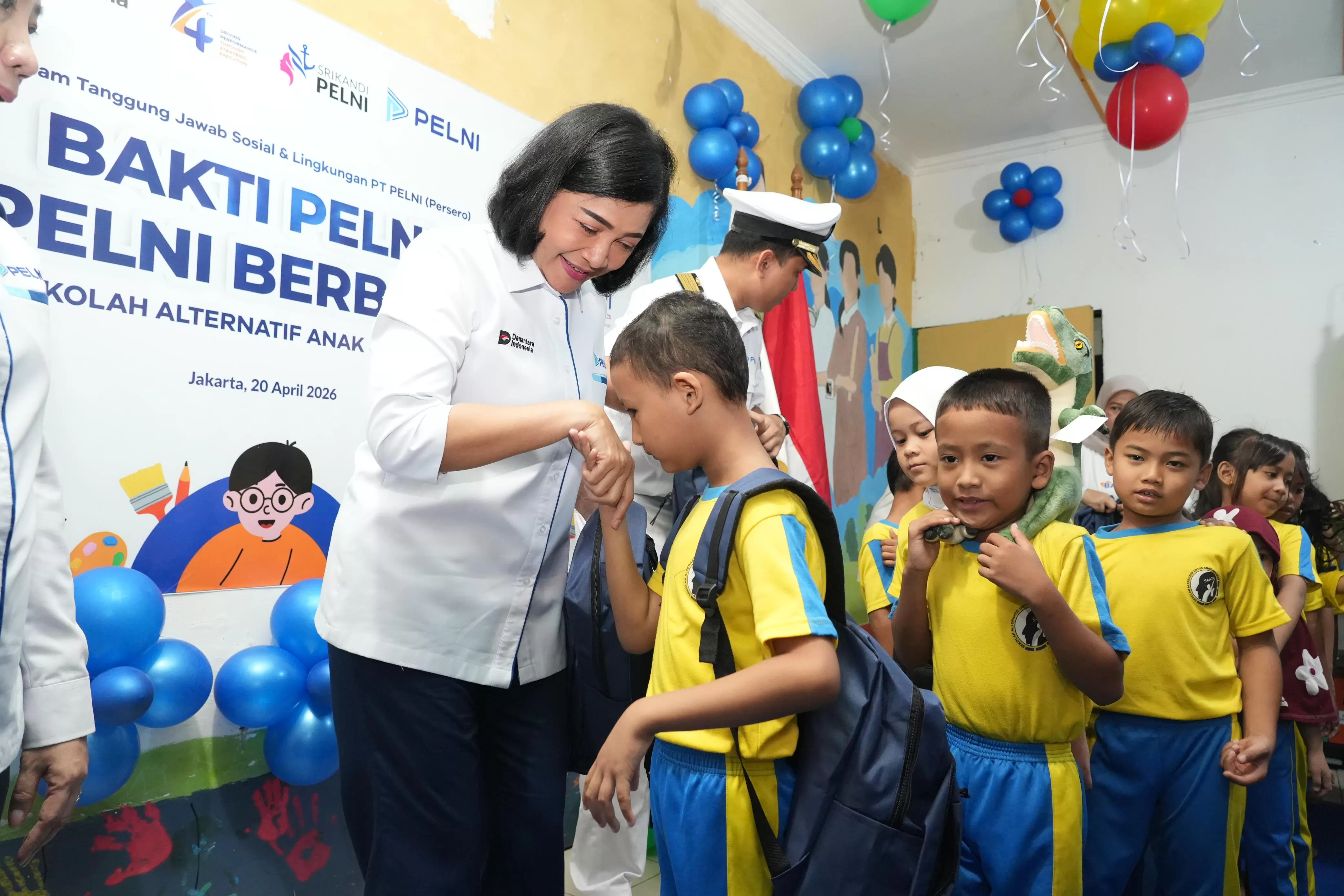Direktur Utama PELNI, Tri Andayani, hadir dalam salah satu kegiatan Bakti PELNI yang berlangsung di Sekolah Alternatif Anak Jalanan (SAAJA), Jakarta Selatan, pada Senin (20/4). (Dok. PELNI)