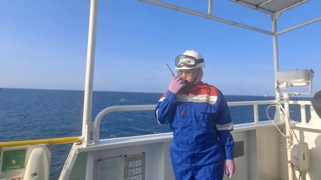 Tak hanya di darat, perempuan juga jadi garda depan distribusi energi di laut.