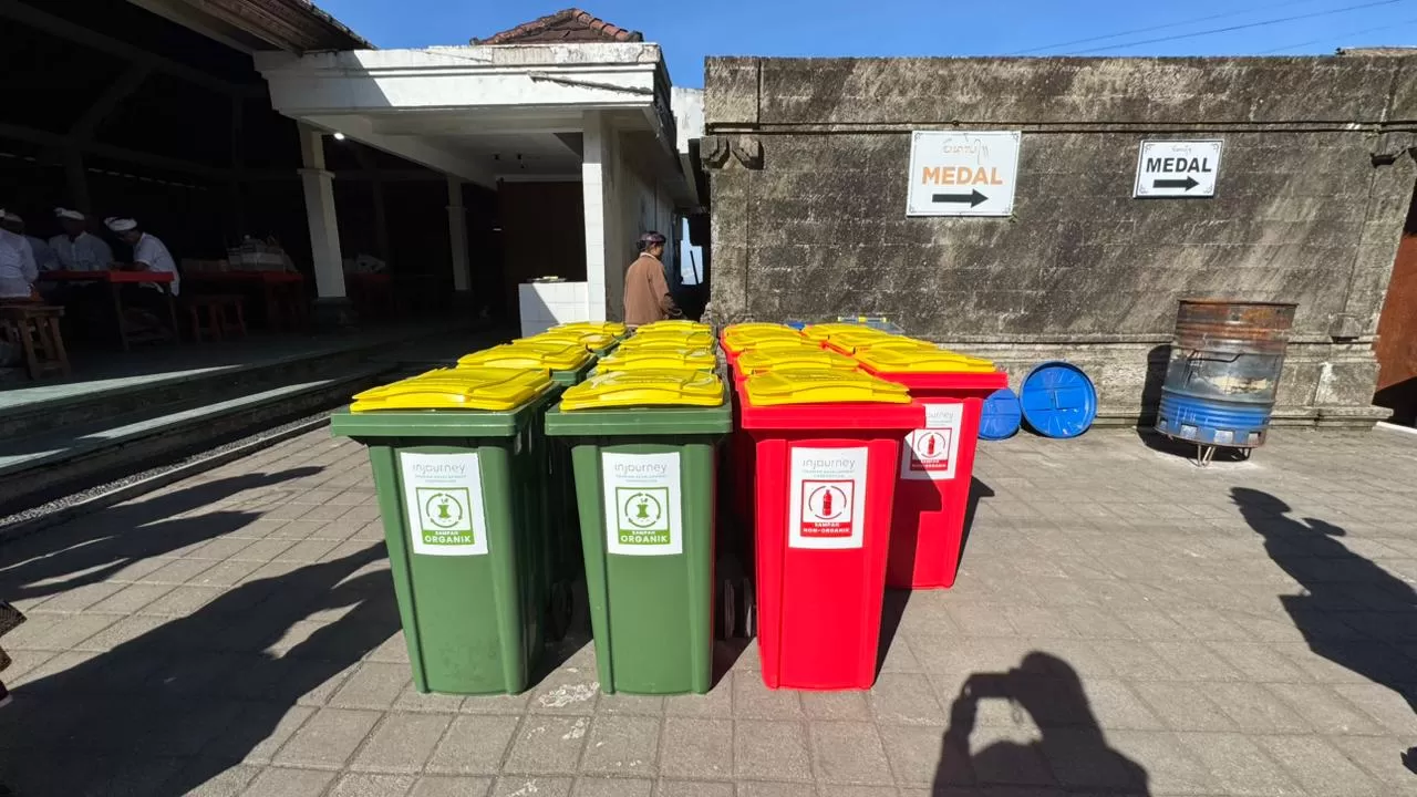 ITDC salurkan bantuan 15 tong sampah di Pura Agung Besakih melalui program TJSL untuk dukung kebersihan dan kelestarian lingkungan. (Dok. ITDC)