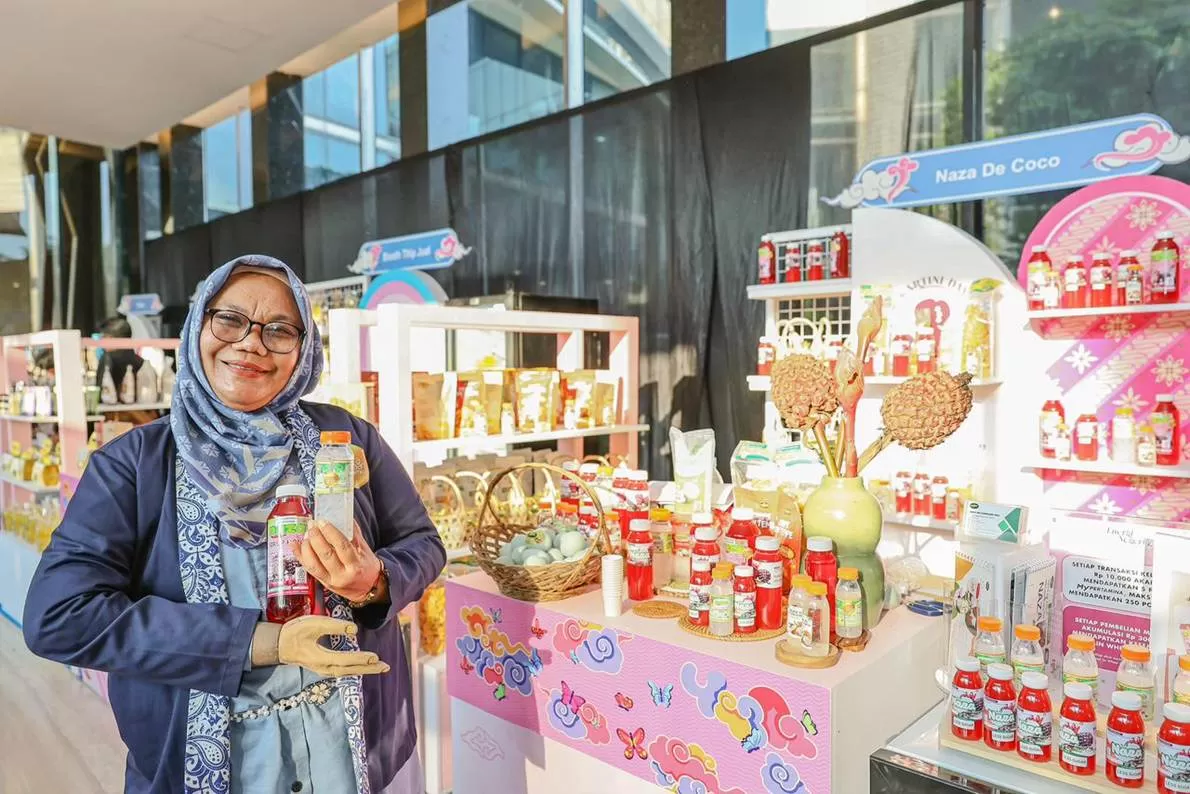 Enok Sri Kurniasih, pemilik UMKM Naza De Coco saat acara Pertamina SMEXPO 2026 Kartini &ldquo;Energi Untuk Energi Bijak Menggunakan Energi&rdquo; yang diselenggrakan di Lobby Grha Pertamina, Jakarta (20/4/2026).