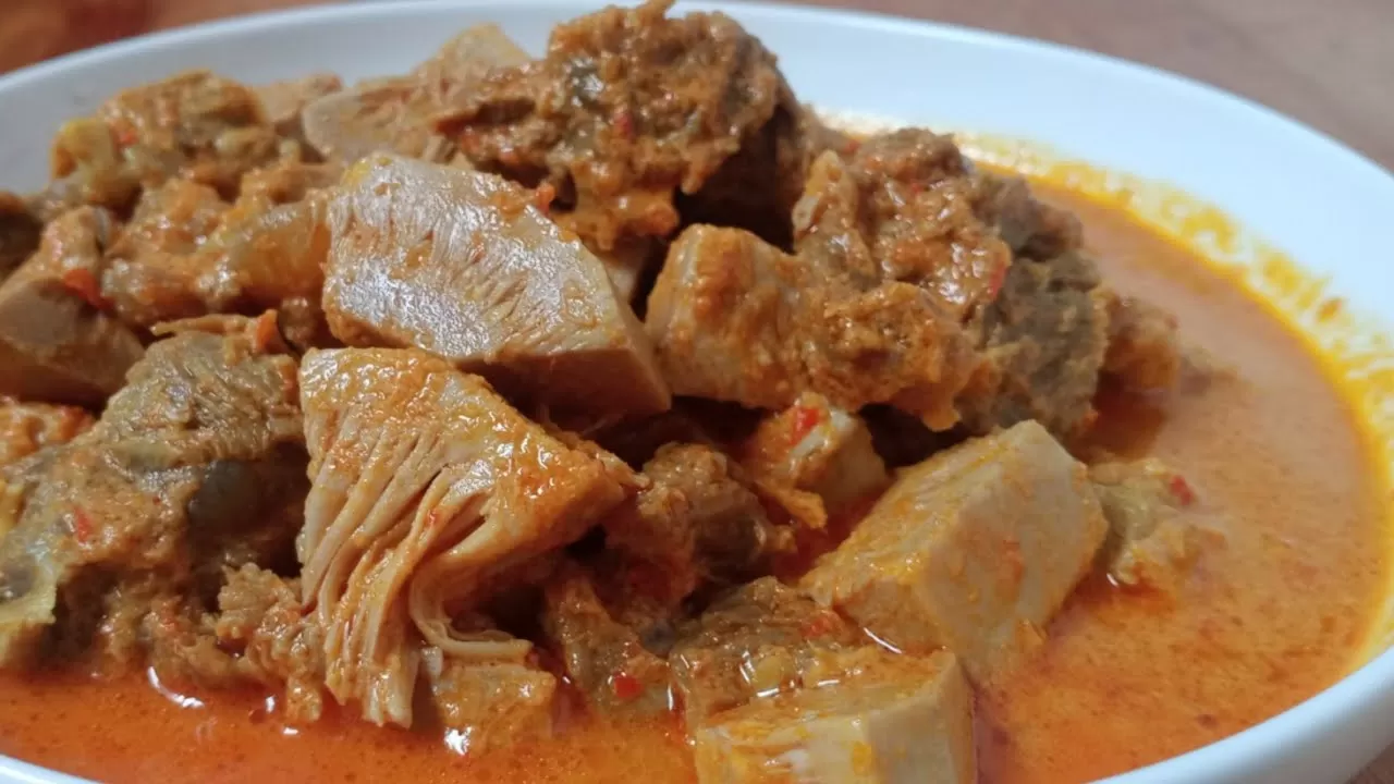 Gulai cubadak selalu terhidang di rumah makan padang. Dalam bahasa Minang, cubadak artinya nangka muda. (Youtube/@DapurBarokah84)