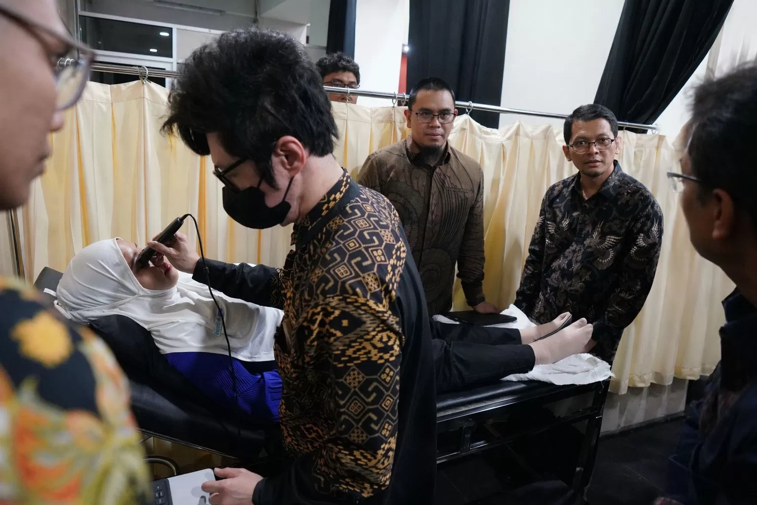 Ilustrasi pemeriksaan kesehatan pada ibu hamil menggunakan alat deteksi dini preeklamsia berbasis Internet of Medical Things (IoMT) dan Artificial Intelligence (AI).