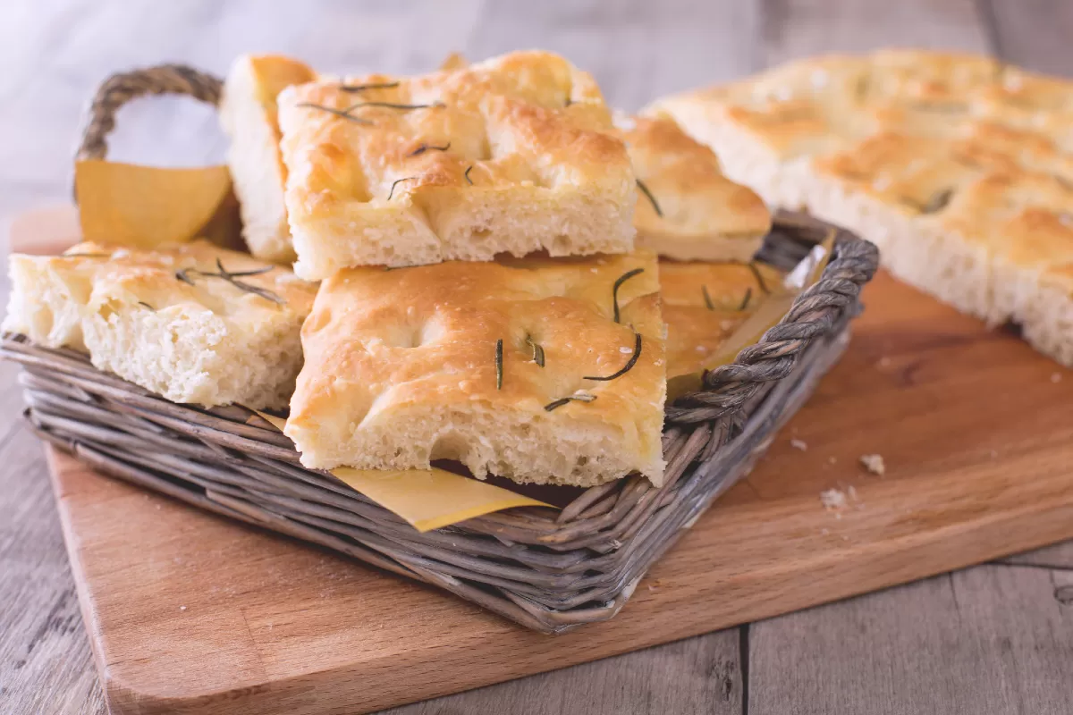 Focaccia bentuknya serupa roti pipih yang teksturnya mirip roti pizza. Bahan bakunya pun mirip roti pizza. (giallozafferano.com)