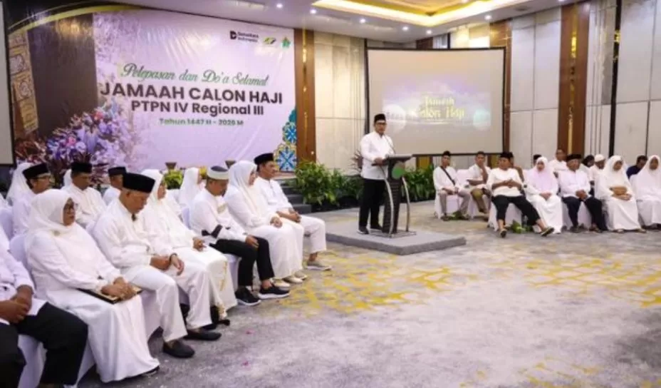PTPN IV Regional III lepas 68 jemaah haji 2026 terdiri dari karyawan, pensiunan, dan petani plasma dengan doa serta prosesi tepung tawar. (Dok. PTPN)