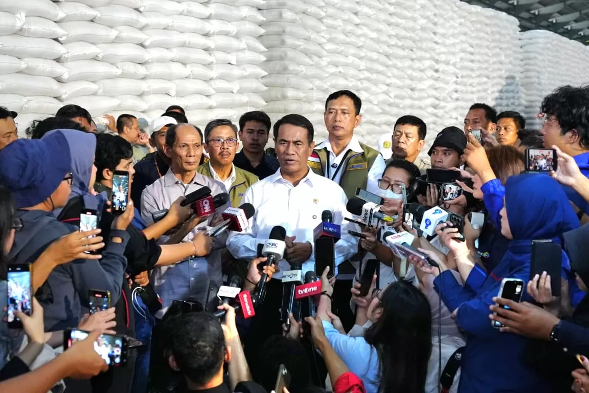 Stok melimpah, ketahanan pangan semakin kuat. BULOG ukir sejarah dengan capaian 5 juta ton beras.