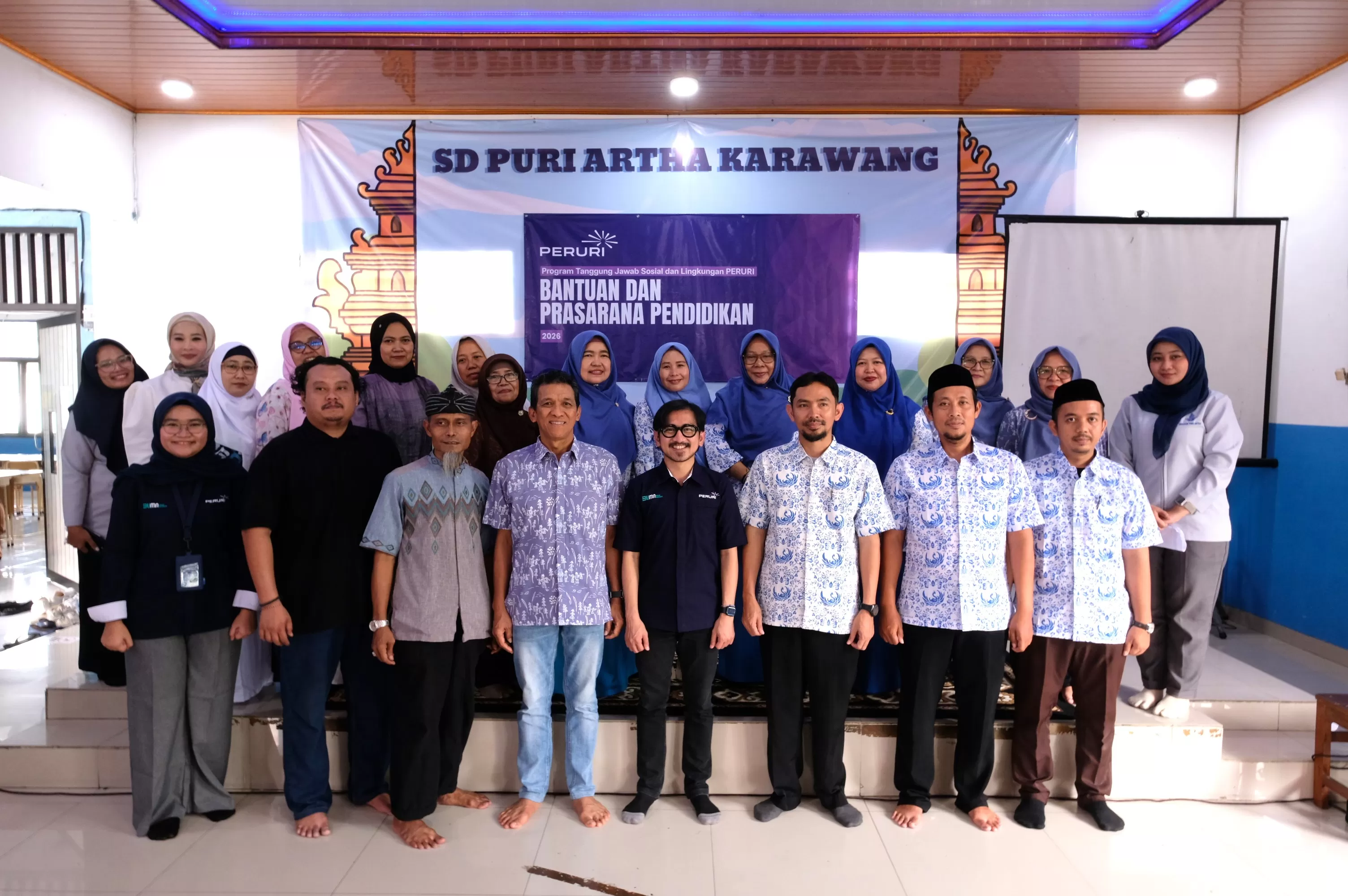 Peruri menyalurkan bantuan sarana dan prasarana pendidikan kepada Yayasan Puri Artha di Aula SD Puri Artha, Telukjambe, Karawang (22/4/26). (DOK. Peruri)