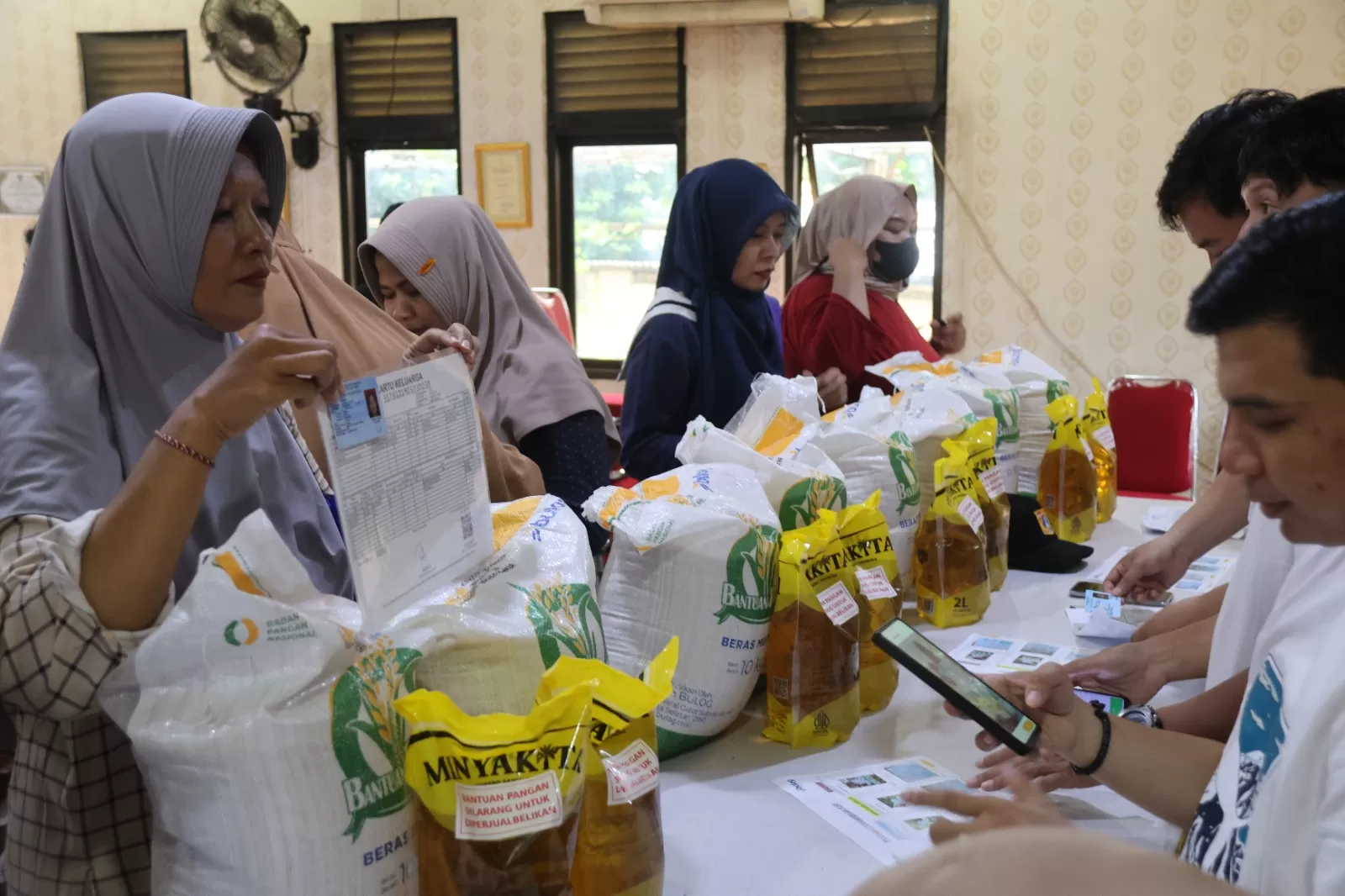 BULOG jamin stok pangan aman, percepat penyaluran bantuan beras dan MinyaKita ke jutaan penerima di seluruh Indonesia.