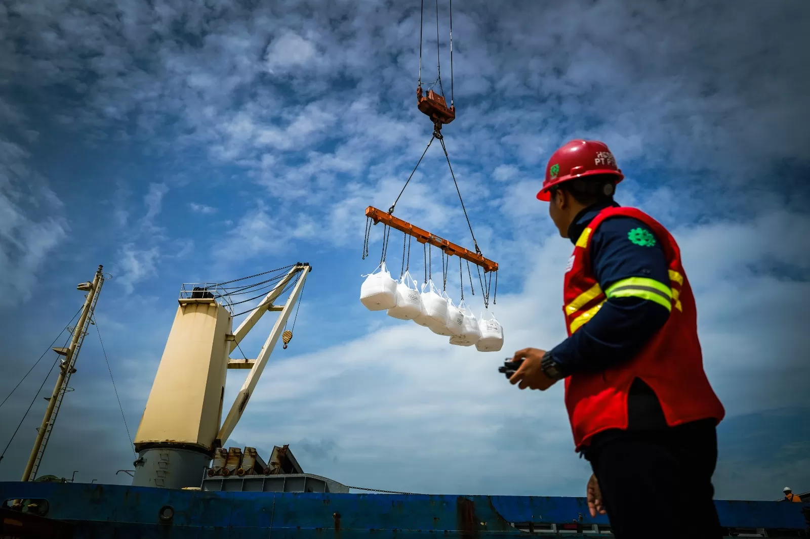 Terminal Kijing menjadi urat nadi ekonomi Kalimantan Barat yang tidak hanya mendukung kelancaran arus barang, tetapi juga memperkuat ekosistem logistik nasional. (Dok. PTP Nonpetikemas)