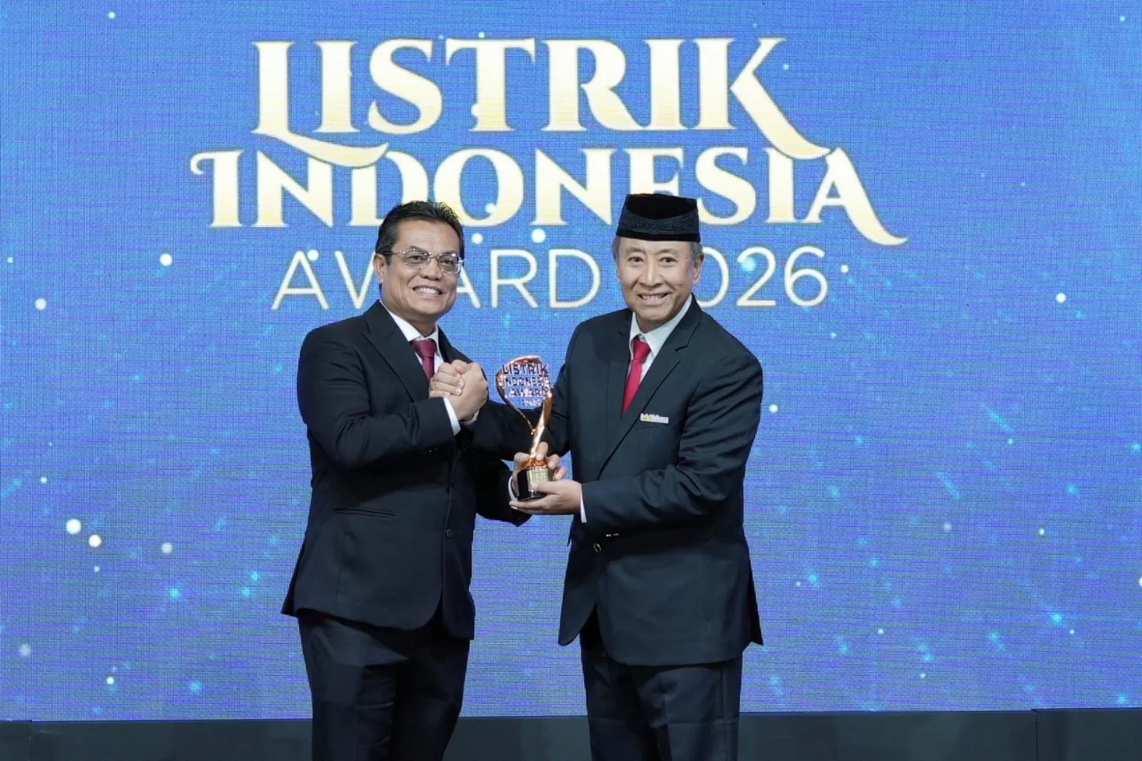 Direktur PLN Energi Gas Edwin Bangun menerima penghargaan Leading Commitment to Reliable, Sustainable and Transparent Operations di Listrik Indonedia Award 2026. (DOK. PLN EPI)