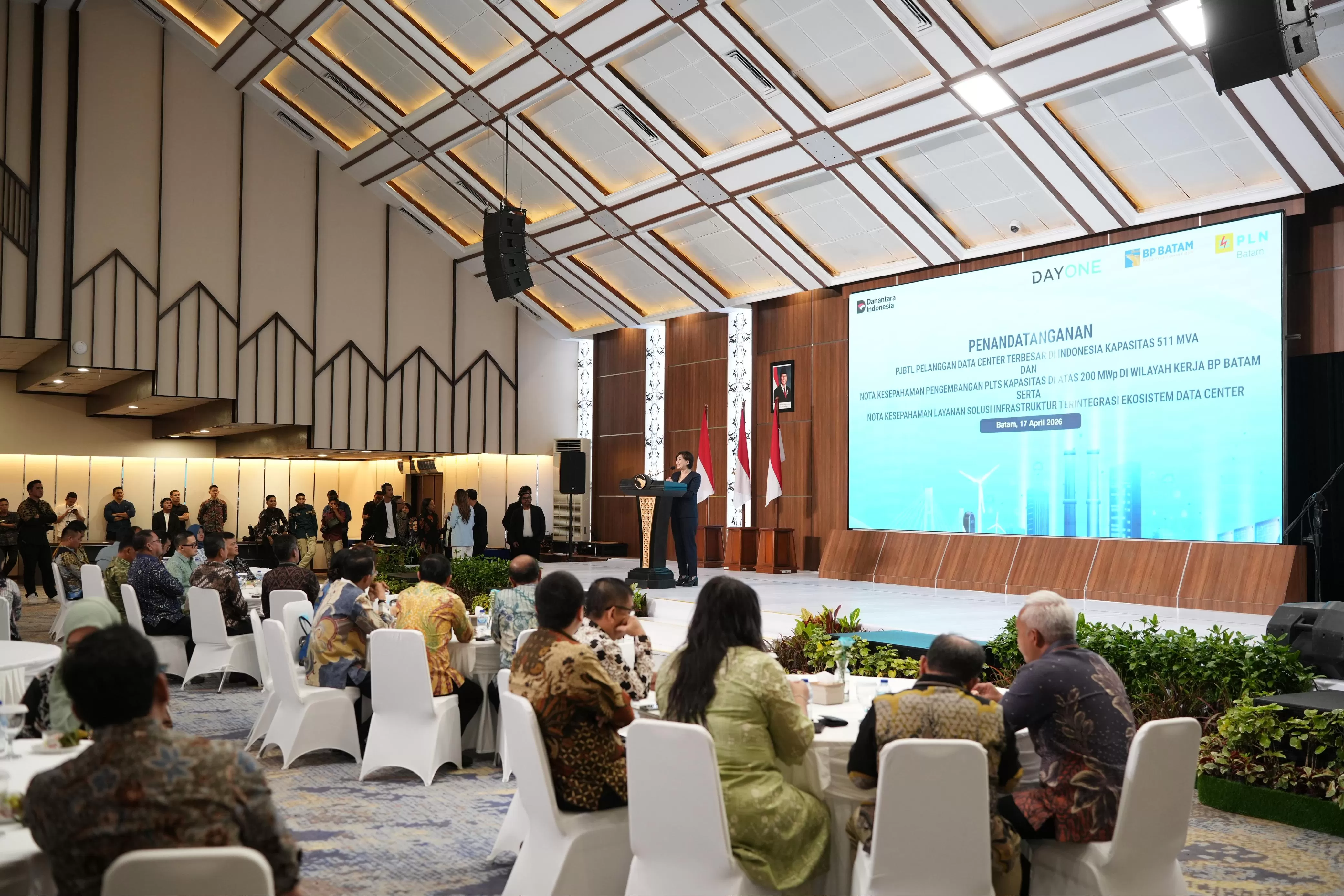 Suasana penandatanganan PJBTL DayOne sebesar 511 MVA di Auditorium Balairung Sari, Badan Pengusahaan (BP) Batam, Jumat (17/4). (Dok. PLN)