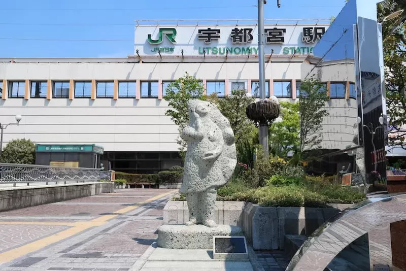 Patung berbentuk gyoza di depan stasiun Utsunomiya City, Jepang. (&copy;utsunomiya gyozakai via japan.travel)