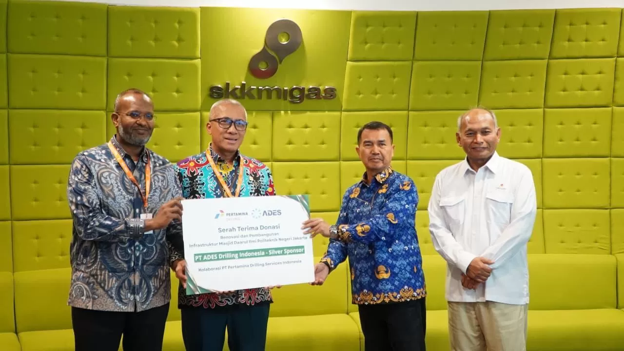 Penyerahan bantuan renovasi Pertamina Drilling dan ADES Drilling Indonesia dilakukan secara simbolis di kantor SKK Migas dan disaksikan langsung oleh Kepala SKK Migas, Djoko Siswanto.   (DOK. Pertamina Drilling)