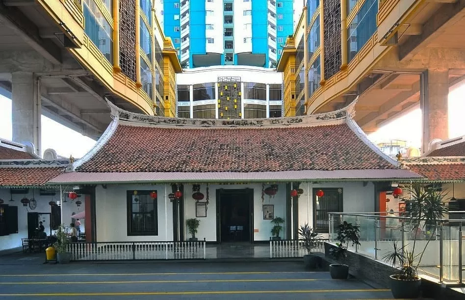 diapit gedung pencakar langit, untuk masuk orang perlu berjalan melewati gedung Green Central City. (Instagram/@setiabudi_photographic)