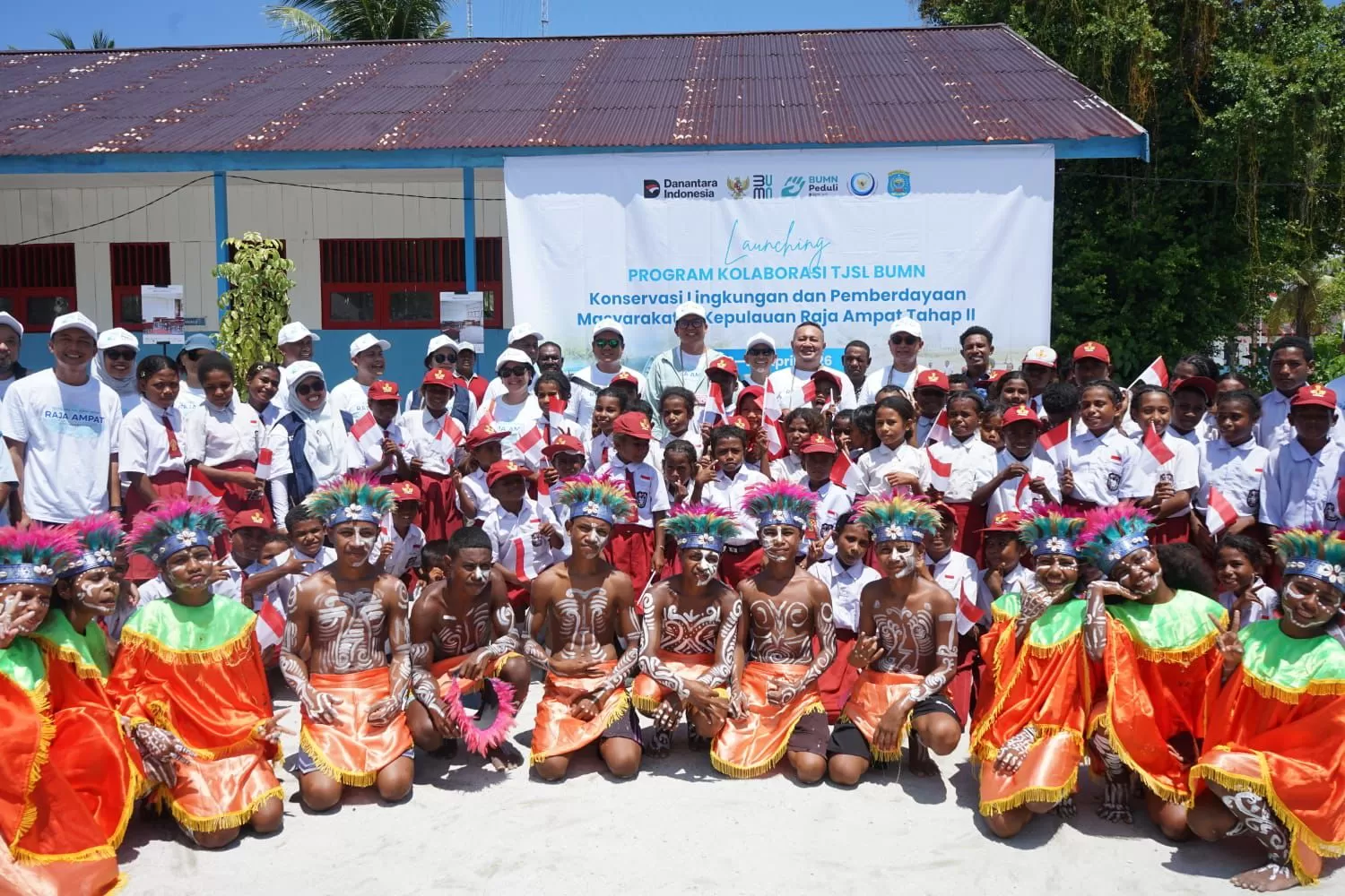 Kolaborasi 15 BUMN hadirkan program TJSL di Raja Ampat untuk dorong pembangunan berkelanjutan, pelestarian lingkungan, dan kesejahteraan masyarakat. (Dok. ASDP)