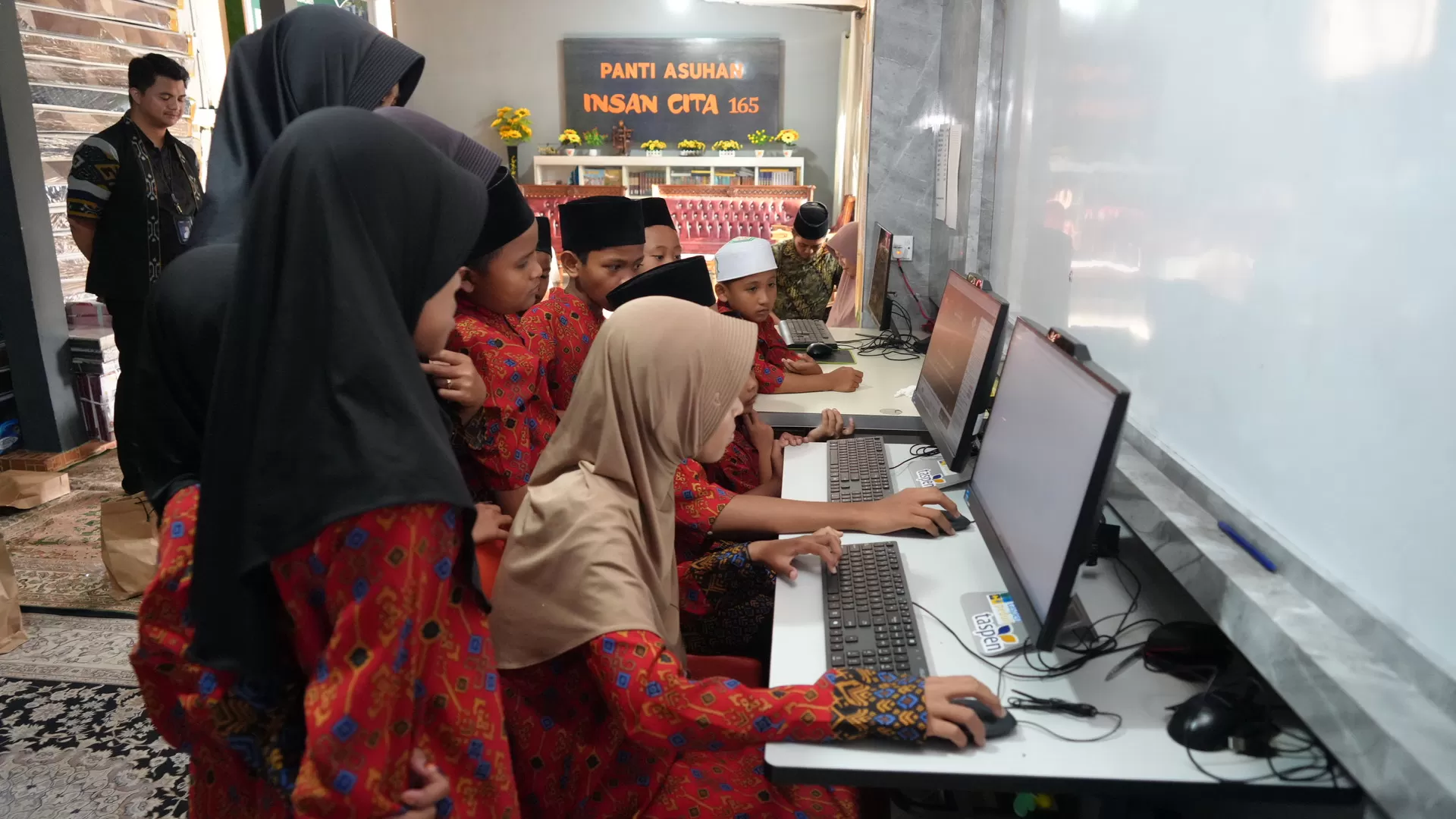 TASPEN rayakan HUT ke-63 dan Hari Kartini dengan salurkan bantuan serta edukasi anti bullying untuk ratusan anak panti asuhan di Indonesia. (Dok. TASPEN)
