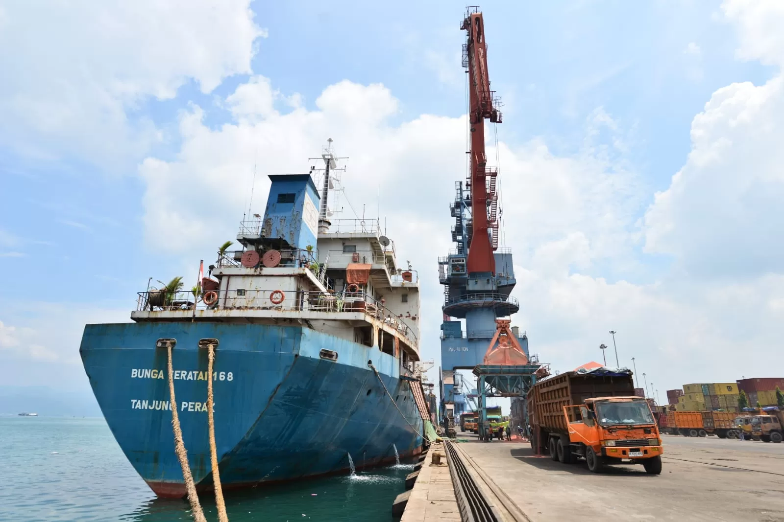 PTP Nonpetikemas Cabang Panjang perkuat distribusi pupuk nasional melalui bongkar muat 7.000 ton Phonska demi dukung ketahanan pangan Indonesia. (Dok. PTP Nonpetikemas)