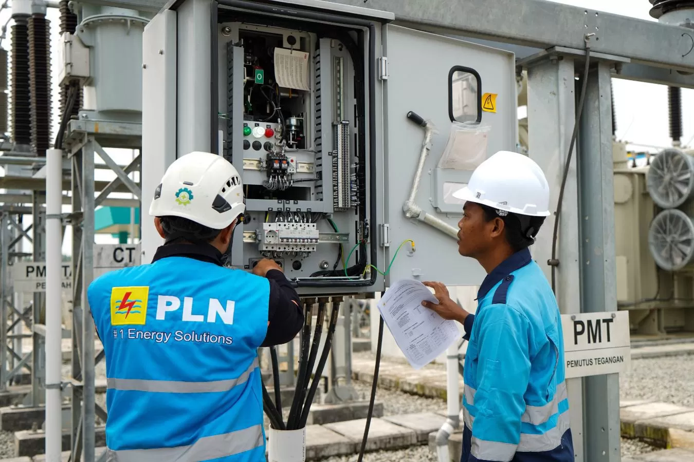 Petugas PLN mengecek kondisi seluruh perangkat, termasuk circuit breaker (CB) untuk memastikan dapat berfungsi secara optimal sebelum melakukan uji coba pengoperasian Gardu Induk 150 kilovolt (kV) (Dok. PLN)