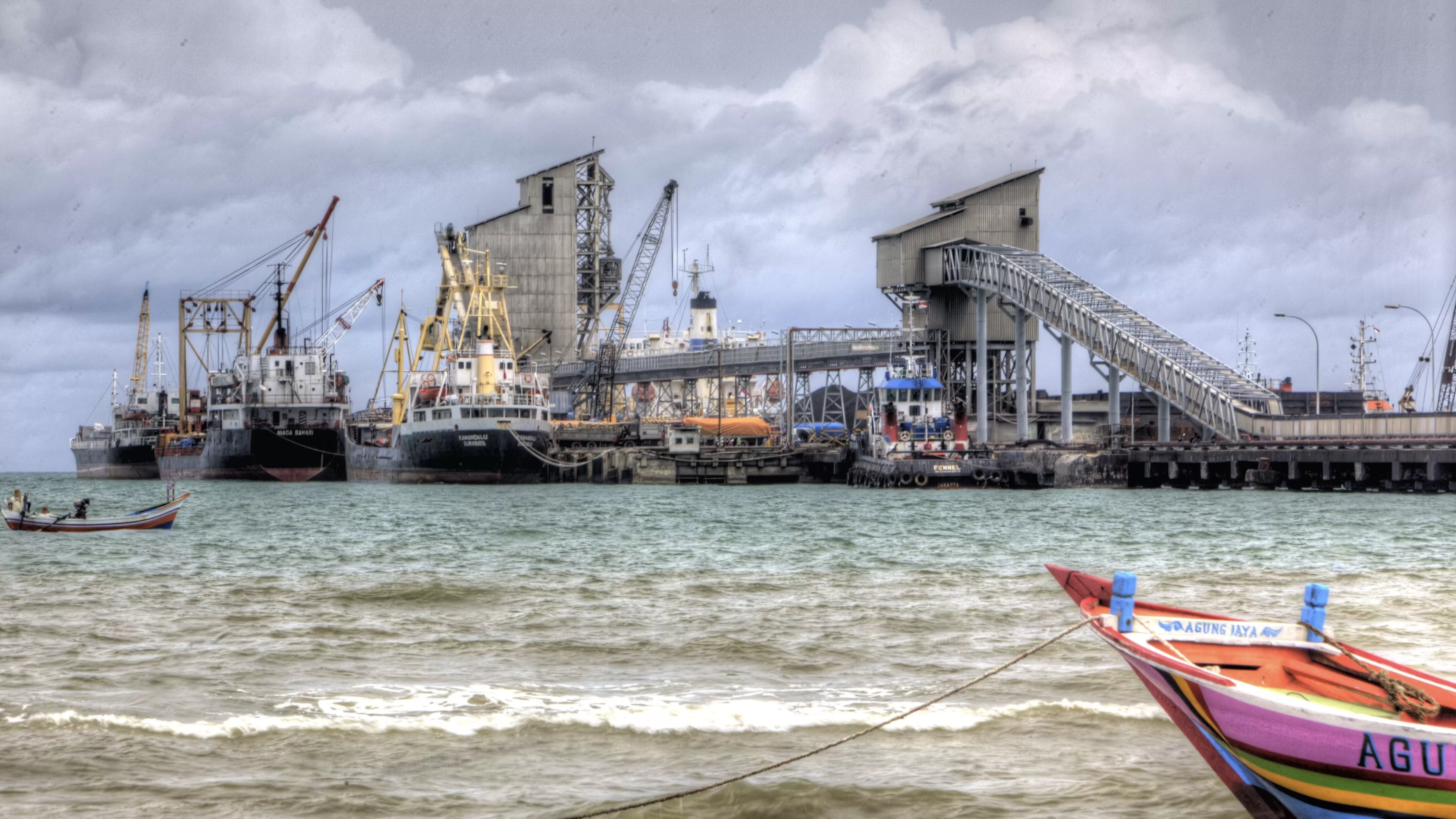 Fasilitas dermaga terminal khusus (tersus) SIG di Tuban, Jawa Timur.