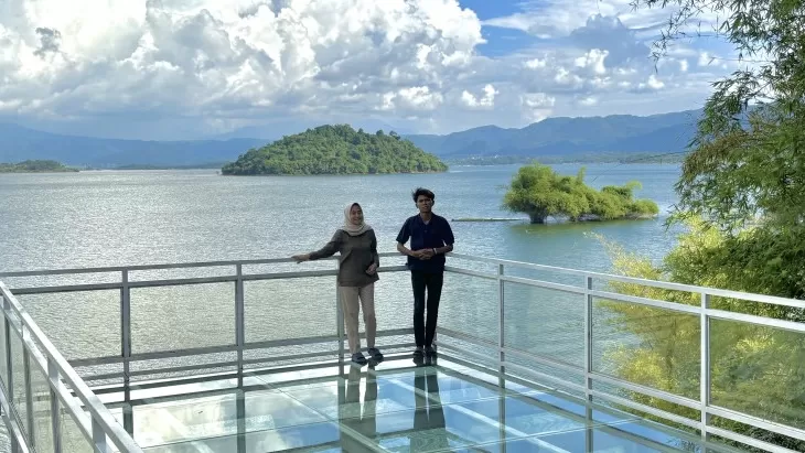 Glass deck jadi spot favorit buat foto yang estetik banget.