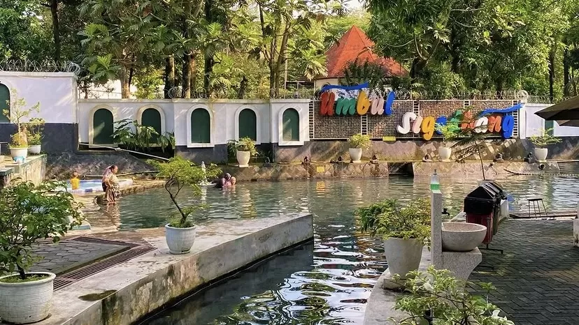 Dari anak-anak sampai dewasa, semua bisa menikmati Umbul Sigedhang Kapilaler.