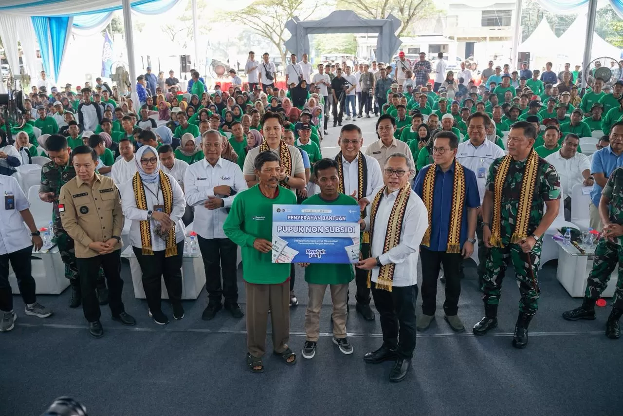 Menko Zulhas saat berdialog langsung dengan para petani dalam kegiatan &ldquo;Rembuk Tani&rdquo; yang digelar di Kota Bengkulu, Jumat (1/5/2026). (Dok. Pupuk Indonesia)
