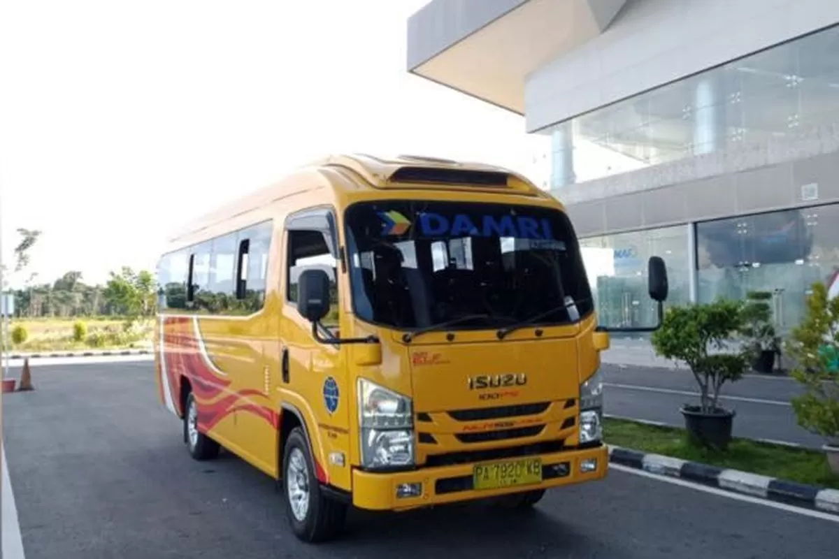 DAMRI resmi melayani rute Kota Nabire-Bandara Douw Aturure di Papua Tengah. Tarif perjalanan mulai Rp 50 ribu sekali jalan. (Dok. DAMRI)