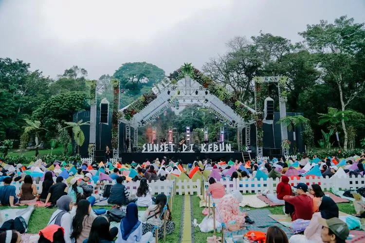 Festival Sunset di Kebun 2026 kembali hadir dengan konsep unik, gabungan musik, alam, dan edukasi di berbagai kota dari Bogor hingga Bali. (Dok. Sunset di Kebun)