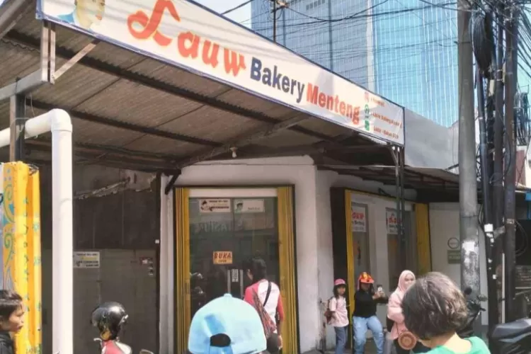 Toko ini hampir selalu ramai dikunjungi pembeli, terutama yang mau membeli roti sekaligus bernostalgia. (Kompasiana.com/Muthiah Alhasany )