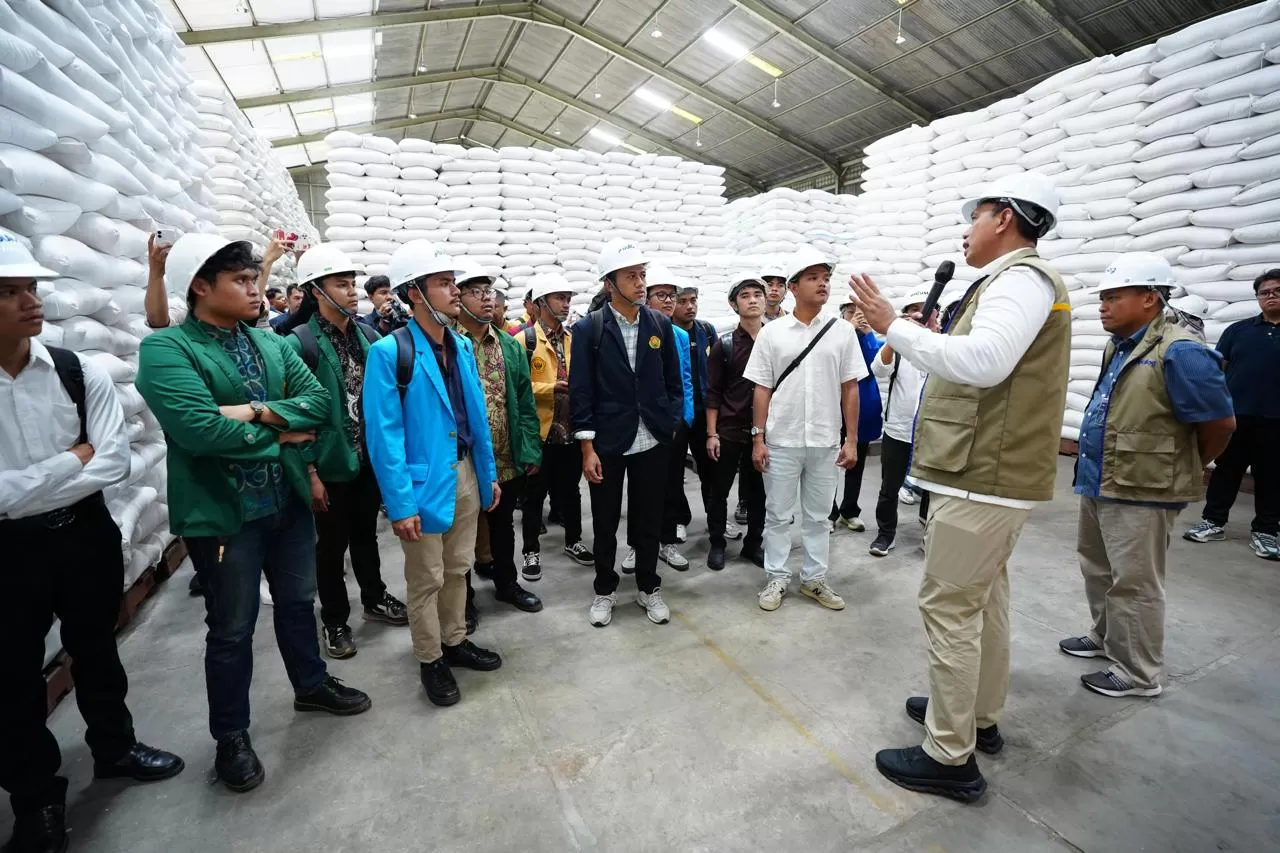 BULOG sambut kunjungan perwakilan BEM Se-Indonesia ke gudang, ungkap stok beras capai 5,2 juta ton dan perkuat transparansi pangan nasional. (Dok. BULOG)