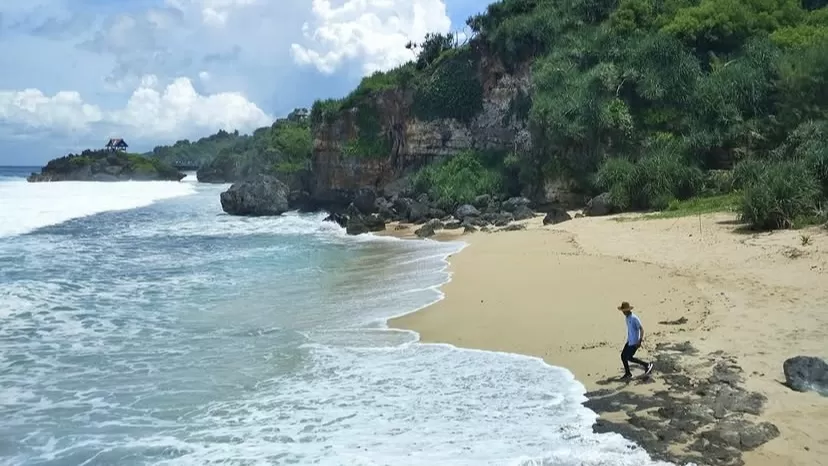 Pasir putih, pepohonan rindang, dan ombak yang tenang jadi daya tarik Pantai Porok di Gunungkidul.