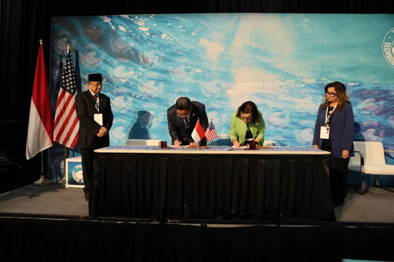Wadirut Pertamina Oki Muraza dan CEO LanzaTech Jennifer Holmgren menandatangani MoU pengembangan solusi energi rendah karbon berbasis teknologi dalam ajang Offshore Technology Conference di Houston.