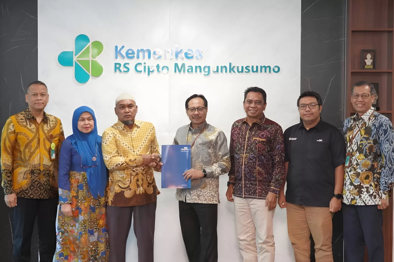 TASPEN menyalurkan manfaat kepada tenaga kesehatan RSCM yang menjadi korban kecelakaan kereta di Bekasi Timur sebagai bentuk kepedulian dan dukungan.