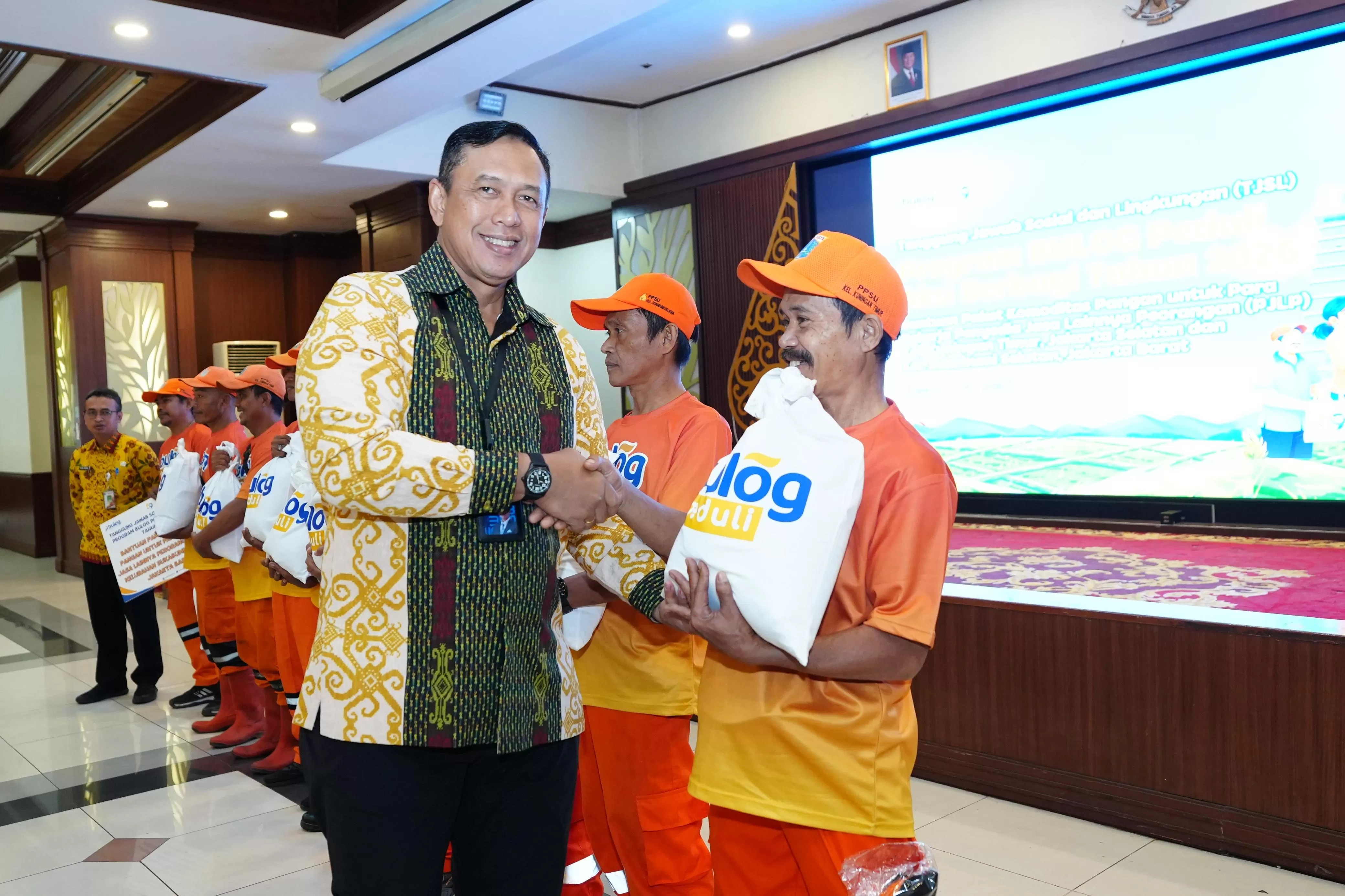 Sambut HUT ke-59, BULOG salurkan 162 paket bantuan pangan kepada PJLP di Jakarta sebagai bentuk kepedulian sosial dan dukungan pangan masyarakat. (Dok. BULOG)